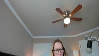 watch this foxy hot mom thicc ride gigantic joystick