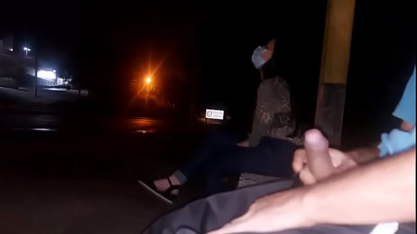 Serious !! I run the risk of putting my dick in front of this woman waiting for the bus... How will she react?