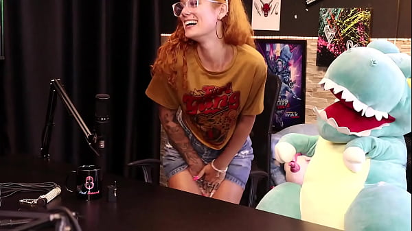 They said she didn't have sex, so she asked who would eat her hot pussy, showing then - Dracaryssg