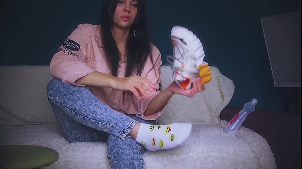 The brunette refused sexual services in a taxi, but soon regretted it, as she had not had sex for a long time and the pussy demanded attention. Offended by herself, she found that his cock was good enough and fucked her pussy with her fist.