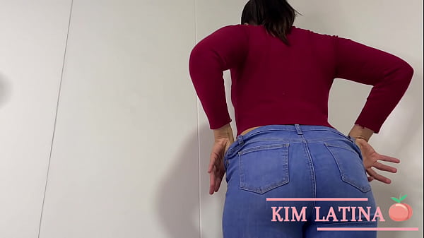 The DELICIOUS ASS of my BOSS tells me: "we're not going to do anything, I'll just suck you and that's it" in the end she made me come in 5 minutes