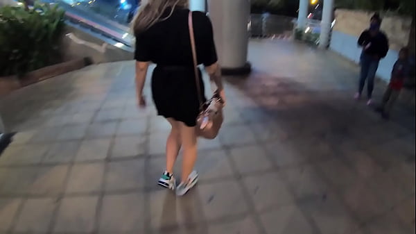 Sa Blonde walking through the shopping center in Bucamanga with lovense lush activated