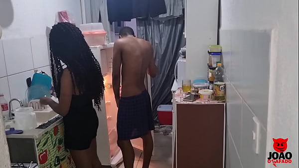 Marido acorda com fogo no pau e pega sua esposa na cozinha e levanta ela no colo e fode ela toda at&eacute; encher sua buceta de gozar