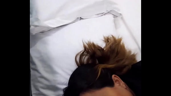 As&iacute; se despierta a una zorra, d&aacute;ndole una gran follada en su rico y apretado co&ntilde;o.