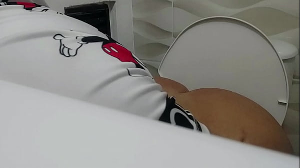 CATCHING MY STEPMOM'S BEAUTIFUL ASS IN THE BATHROOM