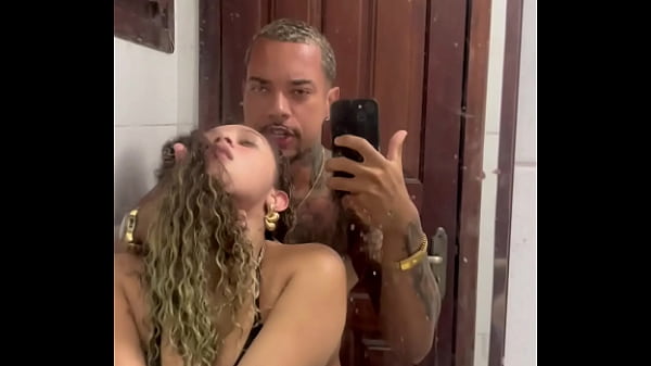 Famous married woman from Recife sleeping with Flamengo player in the bathroom during vacation.
