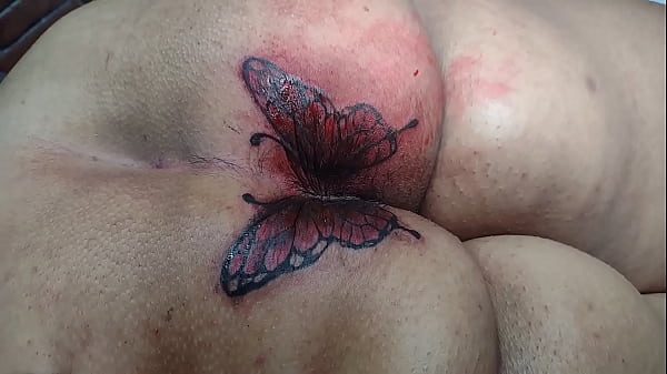 MARY BUTTERFLY redoing her ass tattoo, husband ALEXANDRE as always filmed everything to show you guys to see and jerk off....