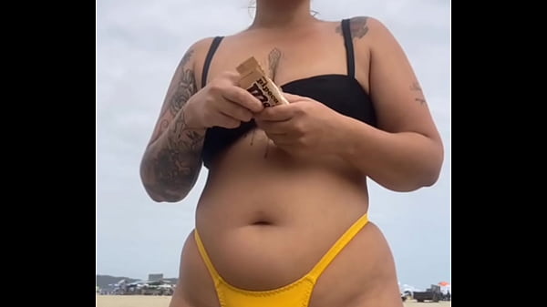 WEARING A TIGHT YELLOW BIKINI SPLITTING HER PUSSY TO GET ATTENTION ON THE BEACH