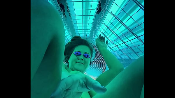 miss luci spreading it wide in the tanning bed