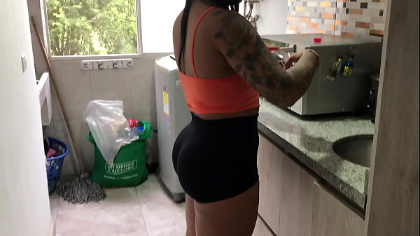 RECORDING MY STEPSISTER'S ASS IN TIGHT SHORTS WITHOUT HER REALIZING IT (DRESSING, BRUNETE, BIG ASS, THONG)