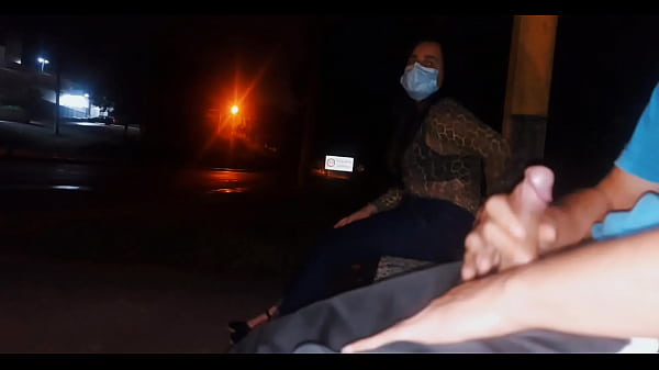 Serious !! I run the risk of putting my dick in front of this woman waiting for the bus... How will she react?