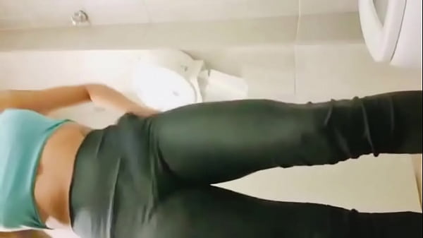 TEZAO AT THE GYM I COULDN'T STAND AND I WENT TO THE BATHROOM